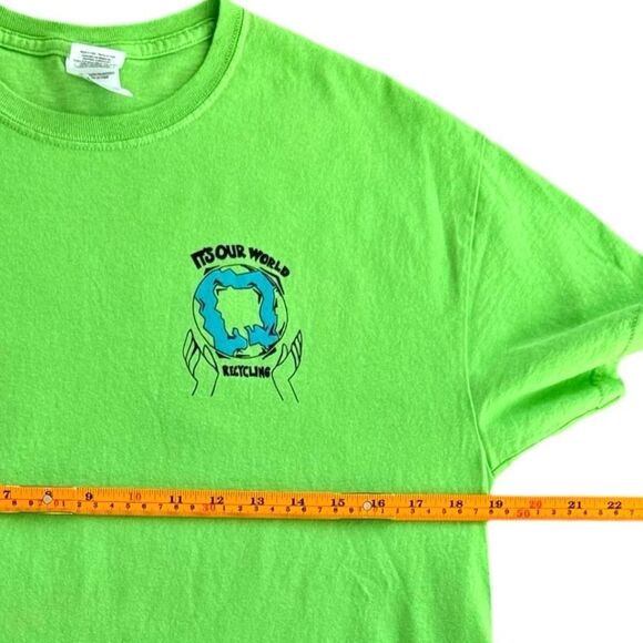 Gildan Recycling It’s Our World Green Crewneck Graphic Tee. Medium. - Picture 4 of 6